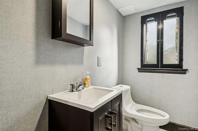 15 Baylis Place, Lynbrook, NY 11563