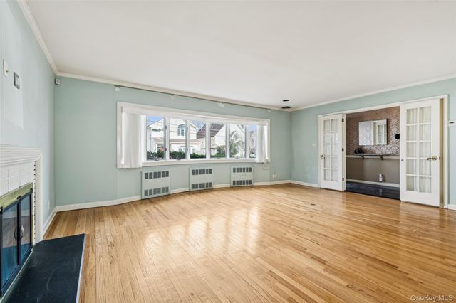 15 Baylis Place, Lynbrook, NY 11563