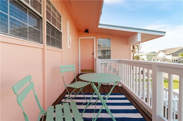24 Nassau Dr, Rockport, TX 78382