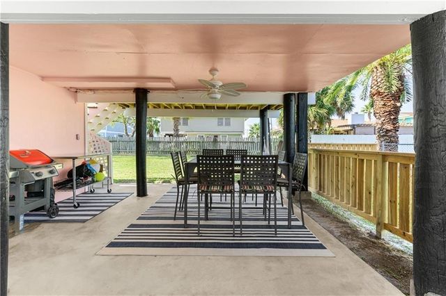 24 Nassau Dr, Rockport, TX 78382