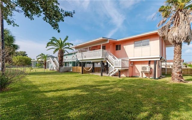 24 Nassau Dr, Rockport, TX 78382