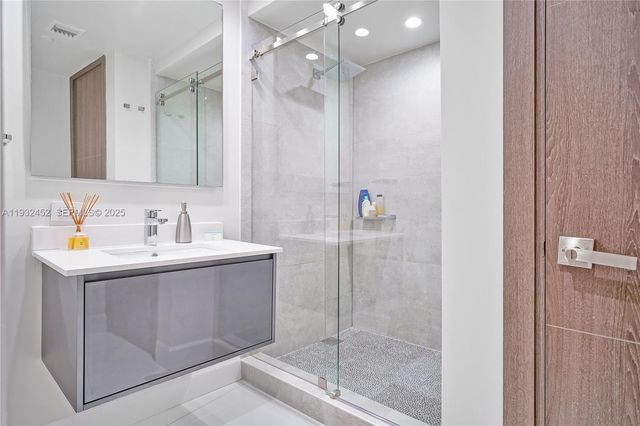 901 Brickell Key Blvd 2507, Miami, FL 33131