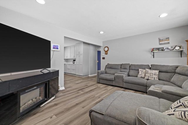 W124S8276 N Cape ROAD, Muskego, WI 53150