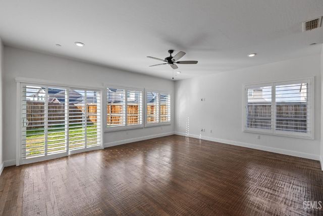 3303 Rustic Woods Lane, Shafter, CA 93263