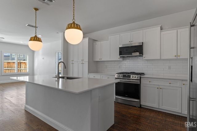 3303 Rustic Woods Lane, Shafter, CA 93263