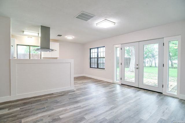 1225 W Coll, New Braunfels, TX 78130
