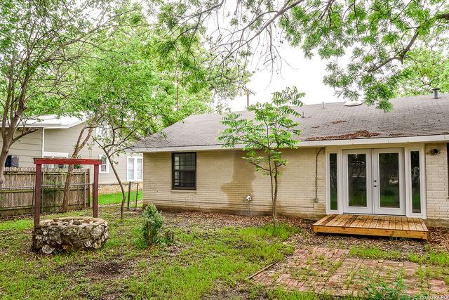1225 W Coll, New Braunfels, TX 78130