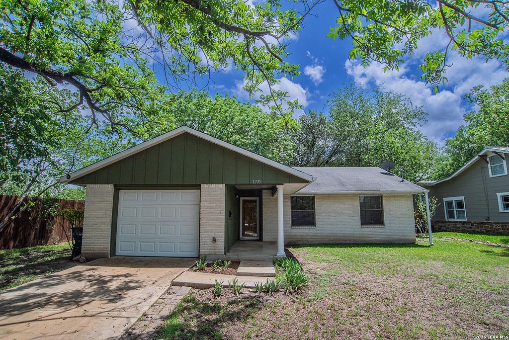 1225 W Coll, New Braunfels, TX 78130