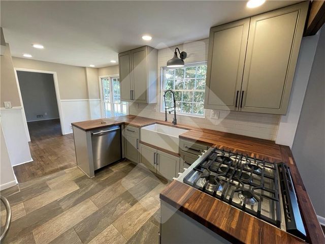 9935 La View Circle, Roswell, GA 30075