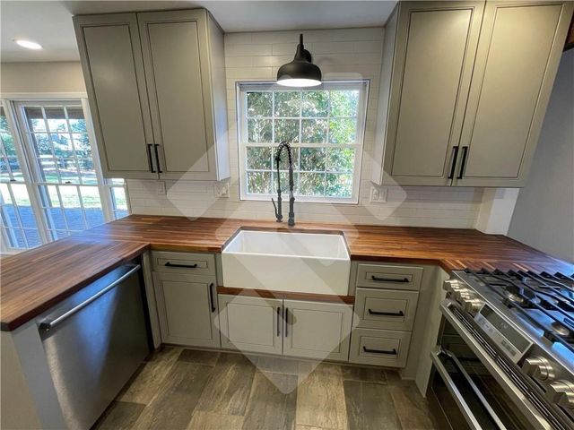 9935 La View Circle, Roswell, GA 30075