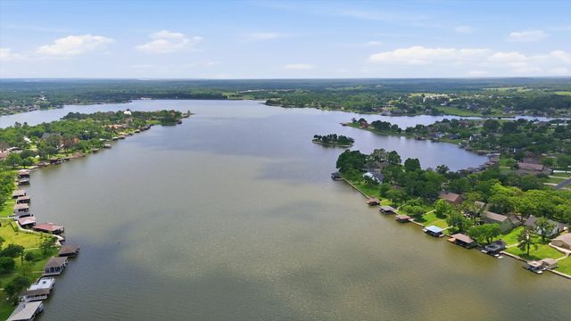 413 Cocopa Drive, Lake Kiowa, TX 76240