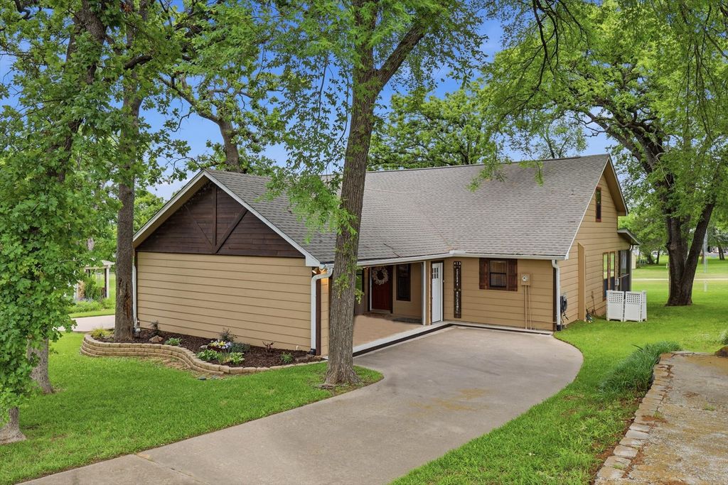 413 Cocopa Drive, Lake Kiowa, TX 76240
