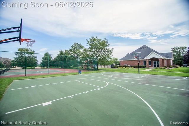 1042 Saint Andrews, Highland, MI 48357