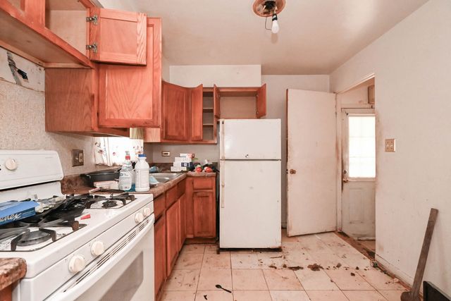 629 S Fulton Avenue, Waukegan, IL 60085