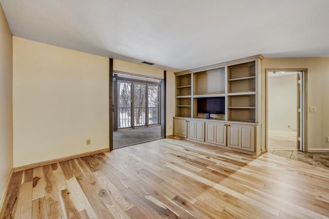 7200 Cahill Road 104, Edina, MN 55439