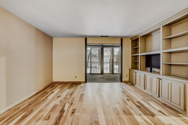 7200 Cahill Road 104, Edina, MN 55439