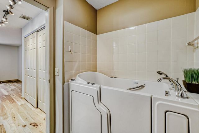 7200 Cahill Road 104, Edina, MN 55439