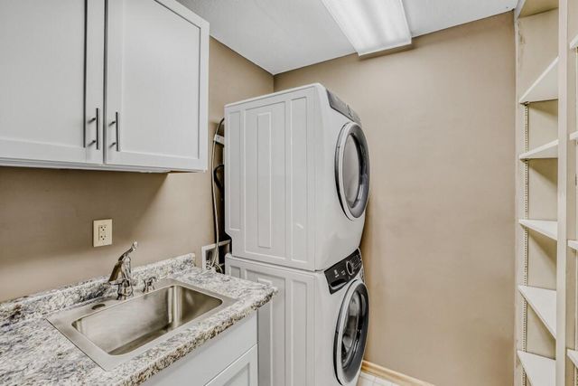 7200 Cahill Road 104, Edina, MN 55439