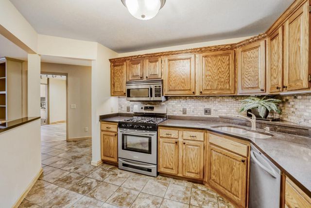 7200 Cahill Road 104, Edina, MN 55439