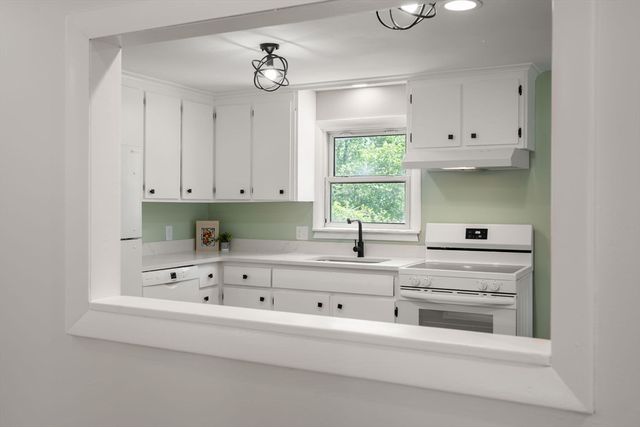 188 Moss Rd, Springfield, MA 01119