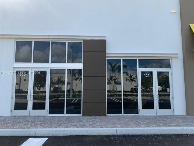 10890 NW 17th St 121, Sweetwater, FL 33172