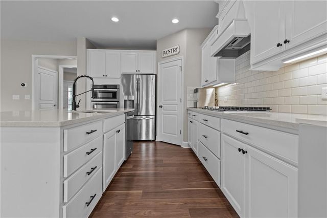 6571 Red Hawk Way, Hoschton, GA 30548