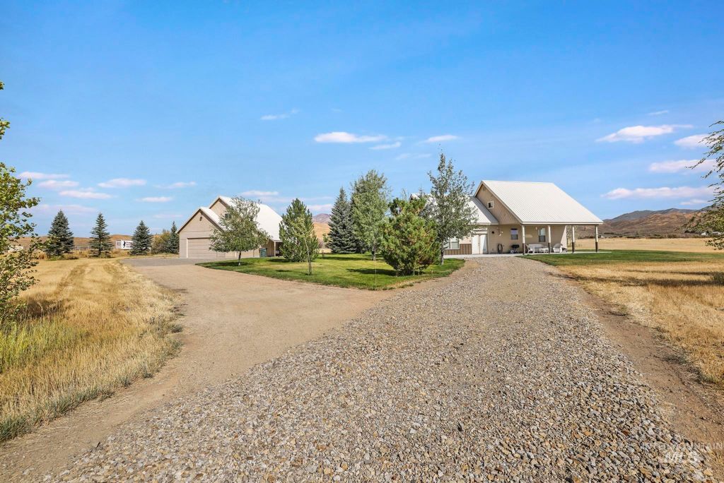 103 Horseshoe Loop, Fairfield, ID 83327 photo 2