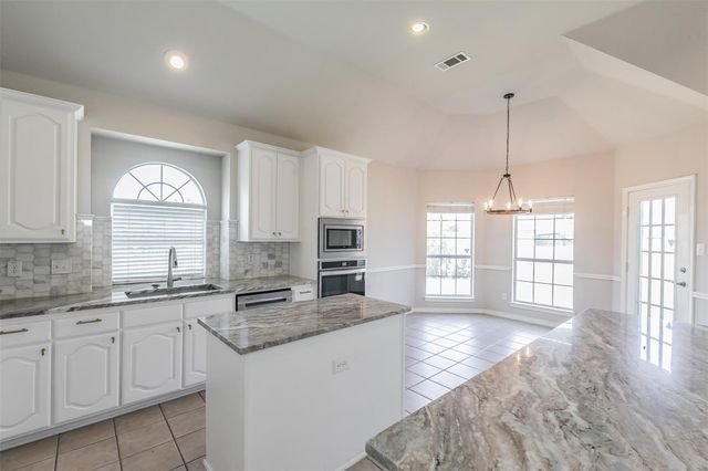 615 Dorchester Lane, Mansfield, TX 76063