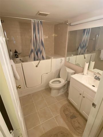 821 SKY PINE Way B2, Greenacres, FL 33415