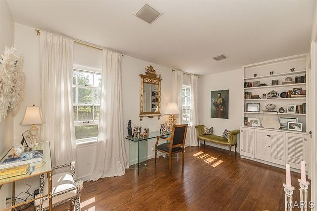 2530 N Geyer Road, Frontenac, MO 63131