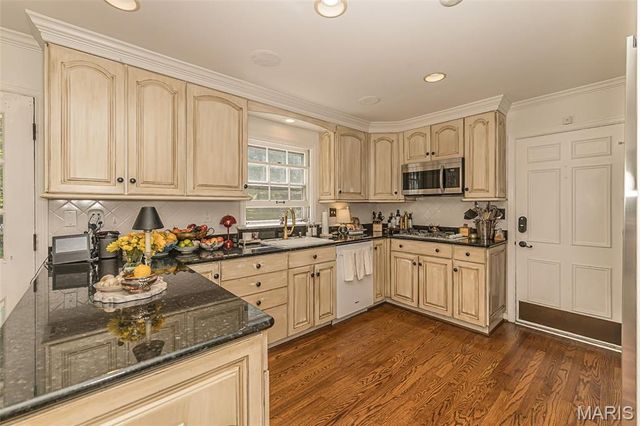 2530 N Geyer Road, Frontenac, MO 63131