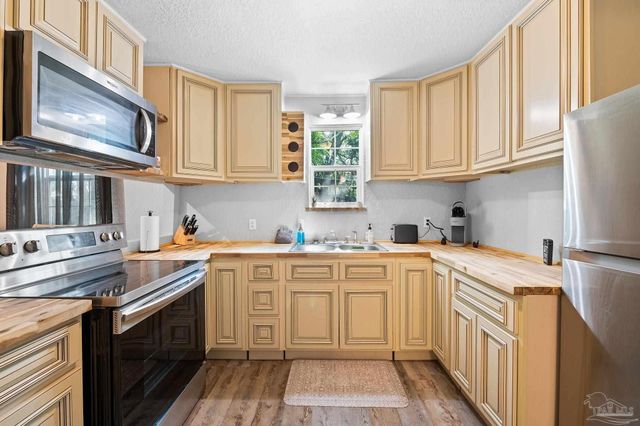 2002 W Gonzalez St, Pensacola, FL 32501