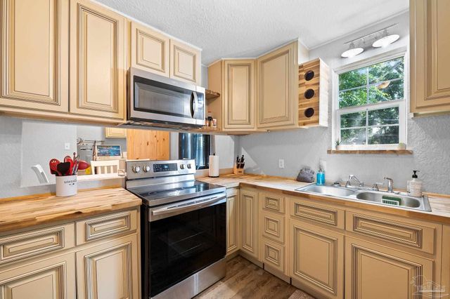 2002 W Gonzalez St, Pensacola, FL 32501