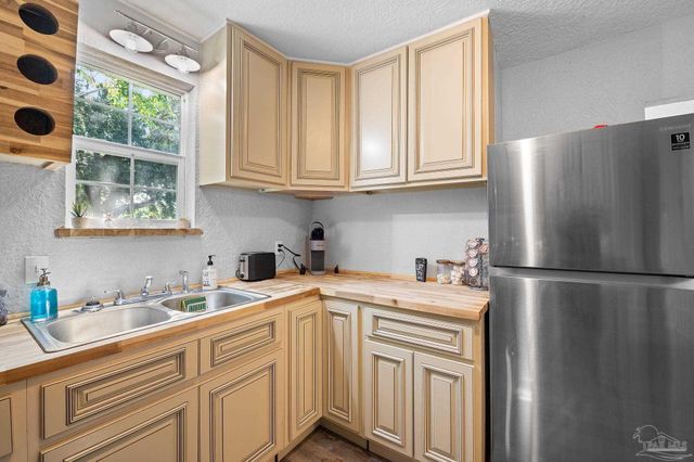 2002 W Gonzalez St, Pensacola, FL 32501