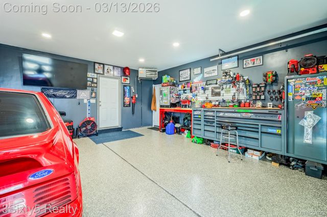 4894 Hillcrest Road, Trenton, MI 48183