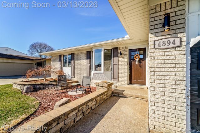 4894 Hillcrest Road, Trenton, MI 48183