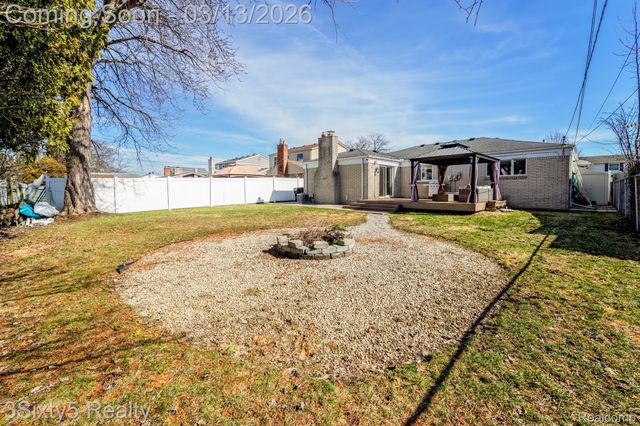 4894 Hillcrest Road, Trenton, MI 48183