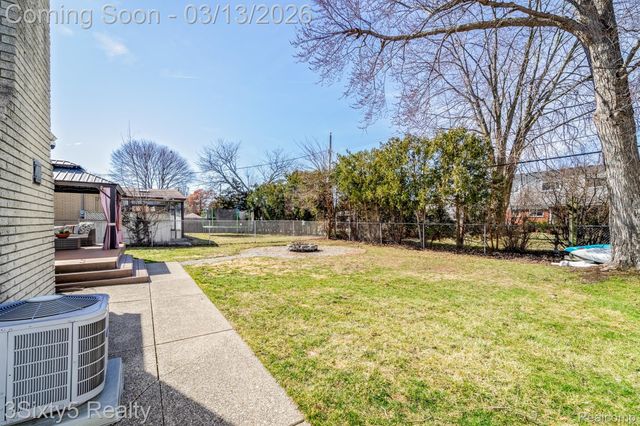 4894 Hillcrest Road, Trenton, MI 48183