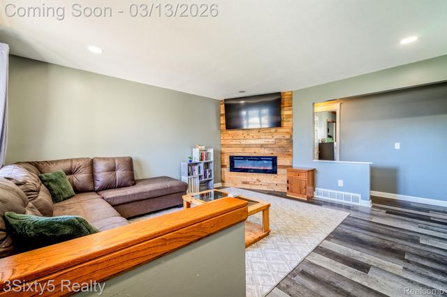 4894 Hillcrest Road, Trenton, MI 48183