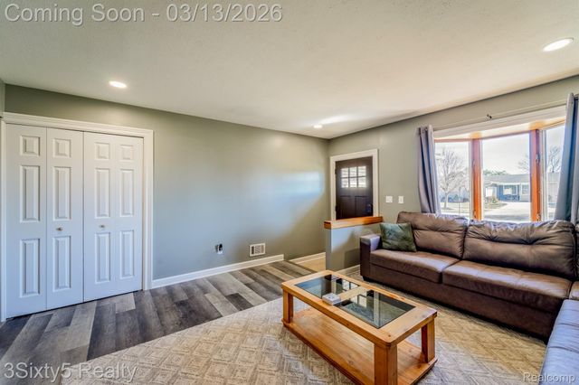 4894 Hillcrest Road, Trenton, MI 48183