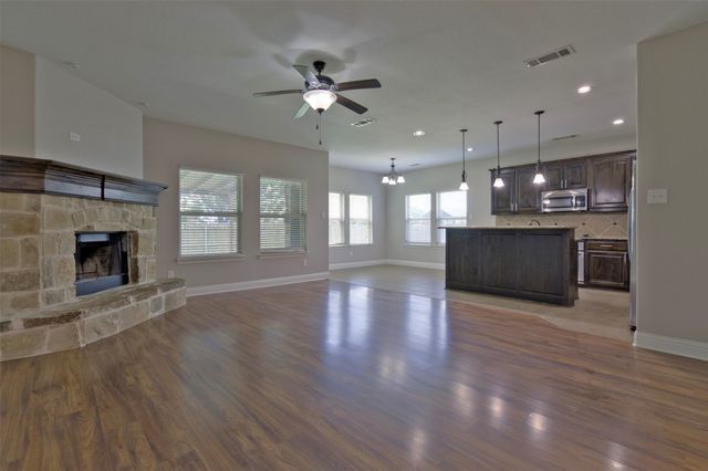 210 Debbie Way, Red Oak, TX 75154