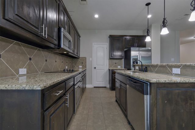 210 Debbie Way, Red Oak, TX 75154