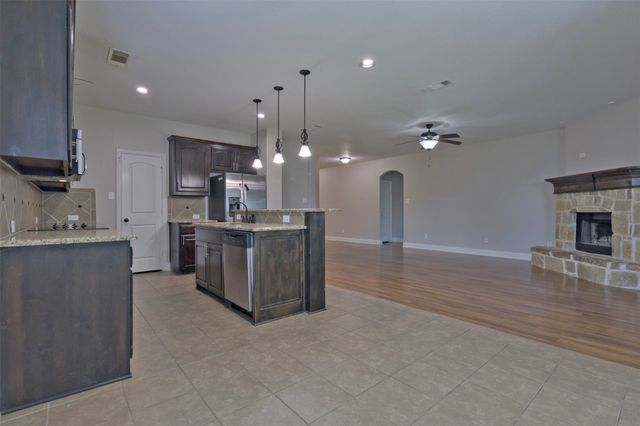 210 Debbie Way, Red Oak, TX 75154