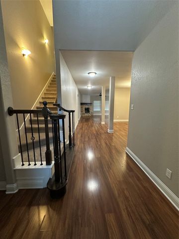 210 Debbie Way, Red Oak, TX 75154