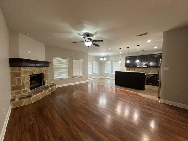 210 Debbie Way, Red Oak, TX 75154