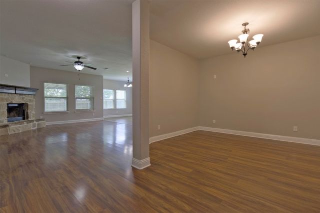 210 Debbie Way, Red Oak, TX 75154