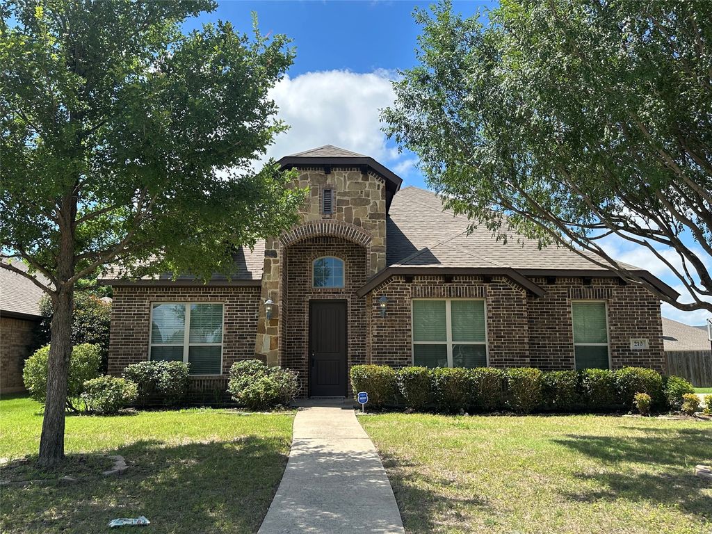 210 Debbie Way, Red Oak, TX 75154