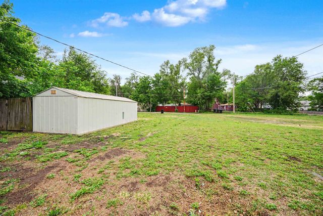 923 W Walnut St, Salina, KS 67401