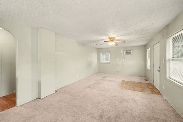 923 W Walnut St, Salina, KS 67401