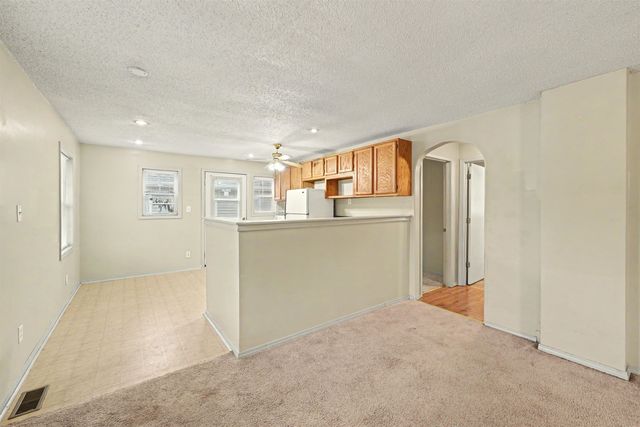 923 W Walnut St, Salina, KS 67401